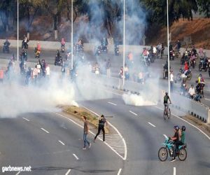 حرب شوارع بعاصمة فنزويلا.. وأنصار مادورو يتحركون ضد الانقلاب
