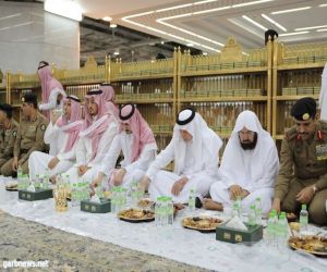 أمير منطقة مكة يشارك رجال الأمن بالمسجد الحرام طعام الإفطار