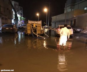 بلدية خميس مشيط تواصل جهودها في نزح ومعالجة مياه الأمطار