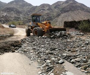 بلدية رجال ألمع تباشر صيانة الطرق المتضرره بعد الأمطار
