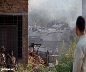 تحطم طائرة عسكرية فوق المنازل في باكستان.. ووفاة كل من على متنها " فيديو"