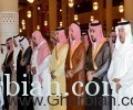  أمير منطقة الرياض يؤدي صلاة الميت على سلطان البكر - رحمه الله