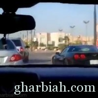 سعودي بزي نسائي يغازل قائدي السيارات " فيديو"