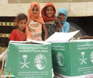 مركز الملك سلمان للإغاثة يوزع 847 سلة غذائية في مديريتي حرض وحيران بمحافظة حجة