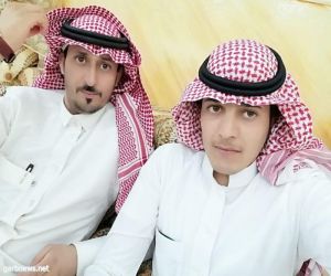 الزميل فيصل بن سعيد وابن عمه عبدالاله يحتفلون بعقد قرانهم