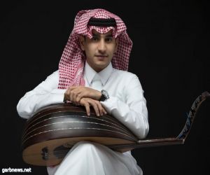 الفنان "عبدالمجيد سعود"يشدو بأغنية وطنية سعودية بالزي العسكري