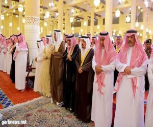 أمير الرياض يؤدي صلاة الميت على الأمير مشاري بن محمد بن عياف آل مقرن