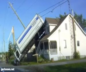 شاحنة ضخمة تقفز فوق سطح منزل بمقاطعة أونتاريو