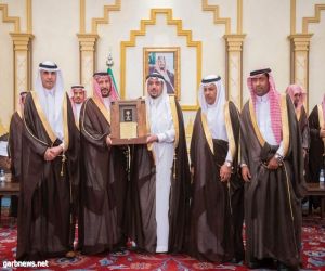 الأمير فيصل بن مشعل يكرم أمين منطقة القصيم نظير التميز في أداء عمل الأمانة بالمنطقة