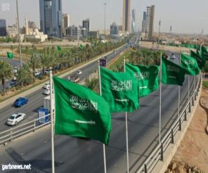 5900 علم تزين الطرق الرئيسة والتقاطعات الحيوية والميادين بالرياض