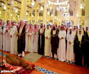 أمير الرياض يؤدي صلاة الميت على "الجميح"