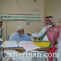 طلاب مدرسة عويم بن ساعد يهدون مرضى مستشفى الملك فيصل باقات الورود