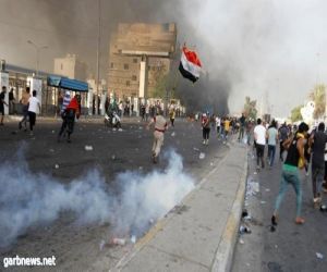 متظاهرون ضد إيران يقطعون طريق مطار بغداد الدولي