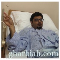 الصحفي عبدالله الغالبي يرقد على السرير الأبيض