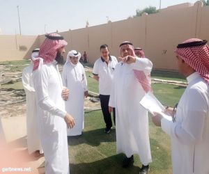 مدير عام التعليم بمنطقة الحدود الشمالية يتفقد مدرسة الملك عبدالعزيز الابتدائية.