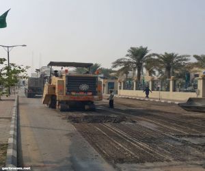 بلدية الجبيل تجري أعمال صيانة وسفلته عدد من شوارع المحافظة