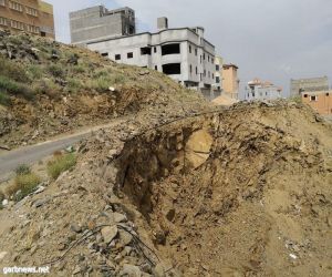 مواطن يتسبب في انهيار جزء من شارع بمدينة سلطان في أبها