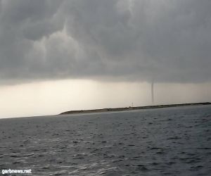 الإعصار القمعي يطل مجدداً في جزر فرسان متوسطاً سحب الأمطار الصباحية