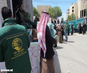 مركز الملك سلمان يواصل توزيع الحقائب المدرسية على أبناء الأشقاء السوريين
