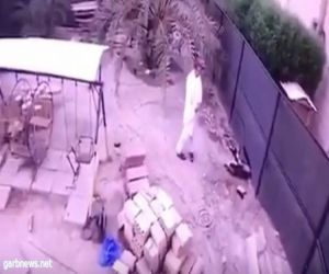 التفاصيل الكاملة حادثة الكويتي الذي ابتلعته الأرض في حديقة منزله  فيديو