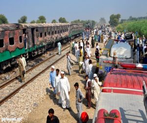 74 قتيلاً وعشرات الجرحى بحريق قطار في باكستان