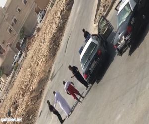 شخص يُهدد آخر بسلاح رشاش بعد احتجازه في مؤخرة سيارته
