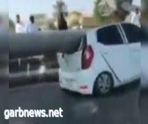 سقوط «عمود إنارة» على سيارة في الرياض