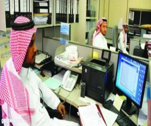 السعودية تتجه للسماح للموظفين بالعمل في التجارة والقطاع