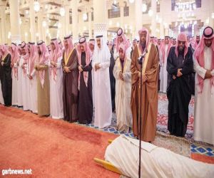 خادم الحرمين الشريفين يؤدي صلاة الميت على الأمير متعب بن عبدالعزيز آل سعود – رحمه الله –