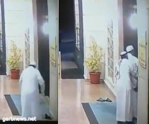 شاهد : محاولة فاشلة لسرقة مُسن عند باب مسجد بمحافظة جدة