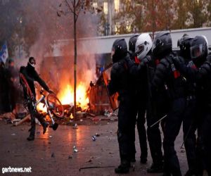 خميس أسود في فرنسا: الشرطة تطلق الغاز المسيل للدموع لتفريق متظاهرين في باريس ضد خطة لإصلاح نظام التقاعد
