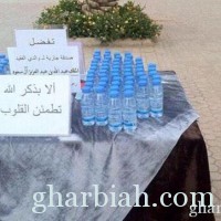 مواطن يضع زجاجات مياه على طاولة بالطريق صدقةً عن الملك عبدالله