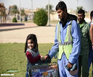 بلدية بقيق تشارك أطفال روضة زهور البراعم بتوزيع كسوة الشتاء على عمال النظافة والزراعة