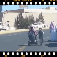 معااااق أبها يوصل أولاده إلى المدرسة بالكرسي المتحرك!! " فيديو "