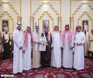 الأمير فيصل بن مشعل يتسلم ملحق صحيفة الوطن بمناسبة مرور خمس سنوات على تولية إمارة منطقة القصيم