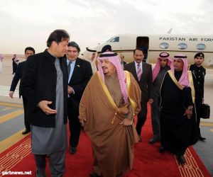 رئيس وزراء جمهورية باكستان يصل الرياض، والأمير فيصل بن بندر في مقدمة مستقبليه.