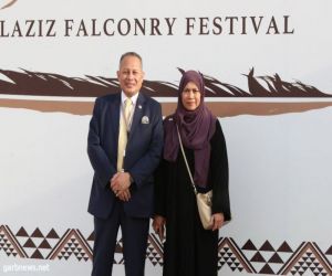 السفير الماليزي وزوجته يتجولان في أروقة مهرجان الملك عبدالعزيز للصقور