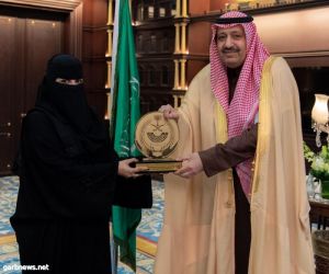 أمير منطقة الباحة يكرم الأخصائية النفسية ريم الغامدي على جهودها ومبادرتها
