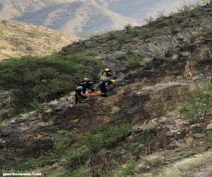 وفاة شخصان بعد سقوطهم من منحدر جبلي بفيفا