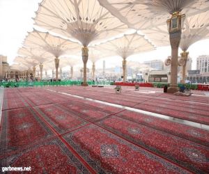 4300 سجادة يتم فرشها في أماكن مخصصة للصلاة في ساحات المسجد النبوي