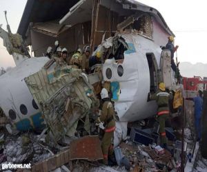 تحطم طائرة على متنها 95 راكبا بعد اصطدامها بمبنى في كازاخستان