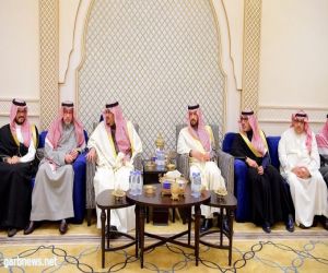 الأمير محمد بن عبدالرحمن يقدم العزاء في وفاة والدة وكيل إمارة الرياض