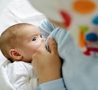 أخصائية تدعو قطاعات الأعمال لدعم الرضاعة الطبيعية وتوفير بيئة مناسة للأمهات.