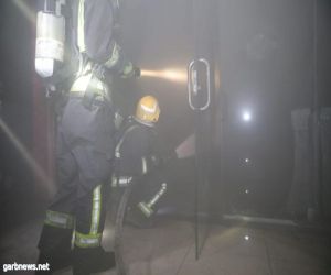فرق الدفاع المدني تباشر إخماد حريق في مجمع صبيا التجاري وتوضح سبب الحريق