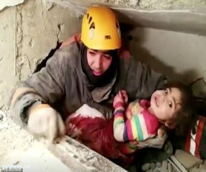 العثور على طفلة تحت أنقاض مبنى دمره زلزال تركيا