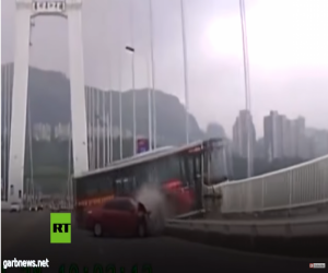شجار بين سائق حافلة وراكبة ينتهي بكارثة مميتة في الصين " فيديو "