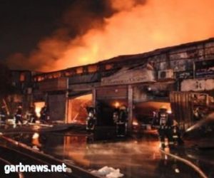 بالصور.. السيطرة على حريق هائل اندلع في 6 محلات تجارية بالرياض