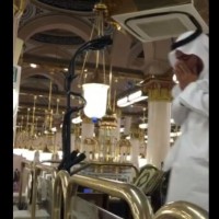 بالفيديو.. مؤذن يسجد لله شاكراً بعد أول أذان له بالمسجد النبوي
