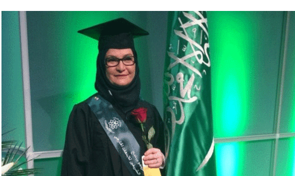 سيدة سعودية : تحصل على درجة الدكتوراه من جامعة كاردف البريطانية بعد وفاتها