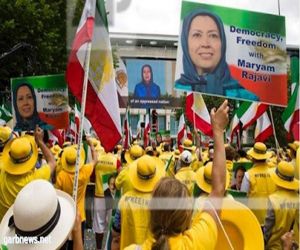 المئات من انصار المقاومة الإیرانیة ينظمون مسيرة الی البيت الأبيض لدعم احتجاجات إيران وضحاياها